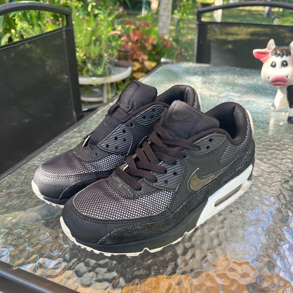 Black and white size 7 1/2 Nike air max